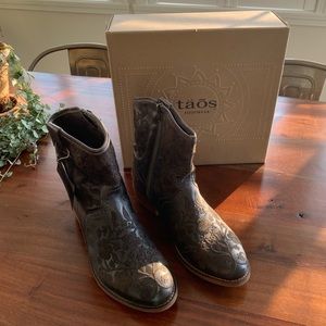 Taos Women’s Privilege Ankle Boots